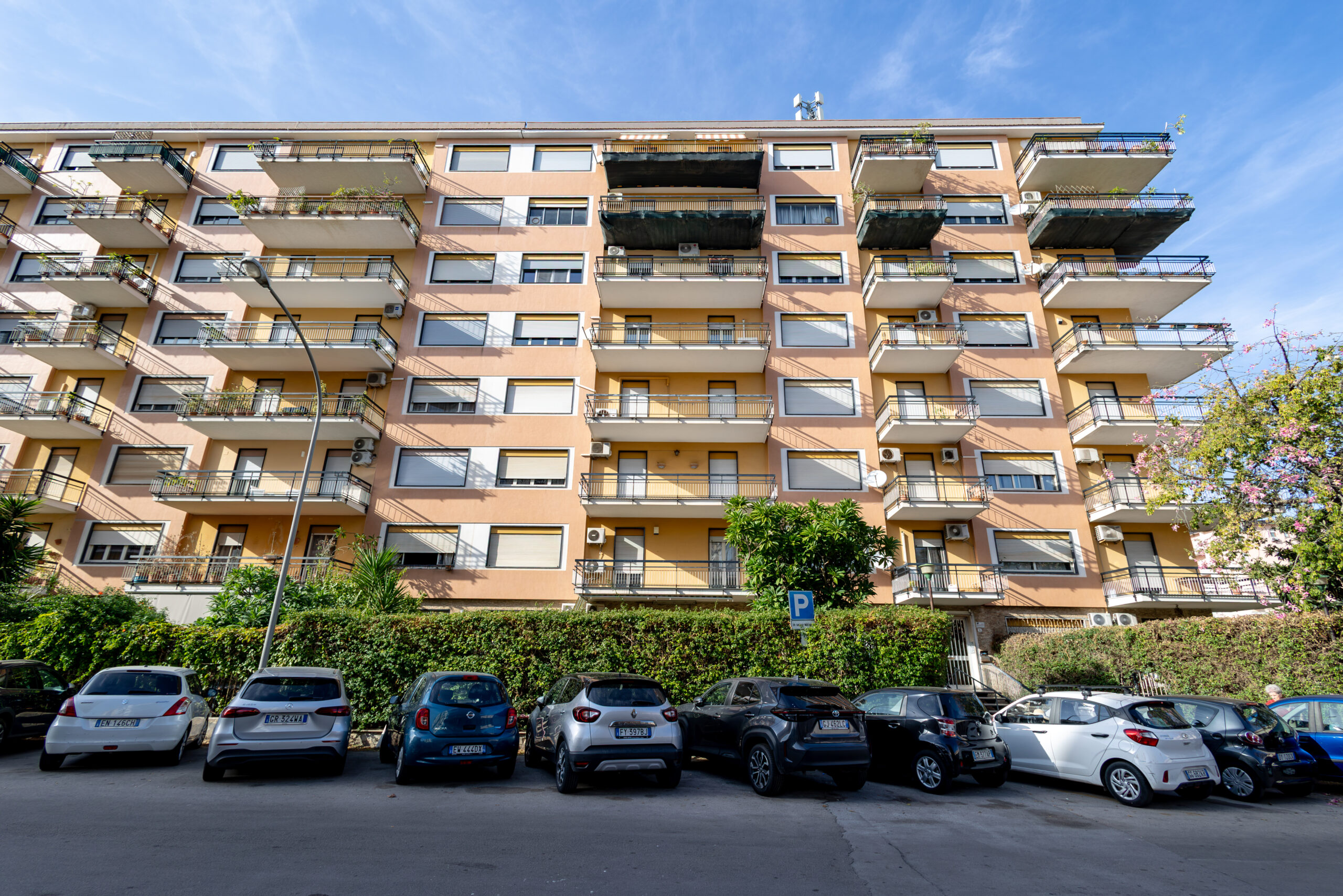 Ampio appartamento di 254 mq con doppio ingresso, tripla esposizione e vista panoramica – Via Tiziano 1, Palermo